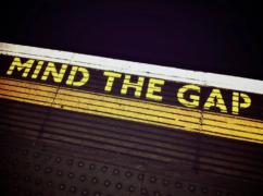 London Underground platform that says mind the gap
